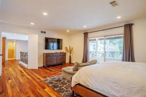 een slaapkamer met een groot bed en een flatscreen-tv bij Beautiful 5 bedroom 8 bed sleeps up to 16 with pool near Universal Studios in Los Angeles