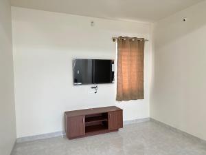 Televiisor ja/või meelelahutuskeskus majutusasutuses SanTrupthi - A 3bhk Stay at Home