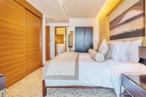 een slaapkamer met een groot wit bed in een kamer bij Address Dubai Mall Exclusive in Dubai