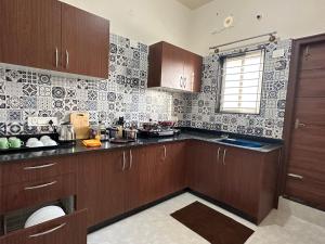 Köök või kööginurk majutusasutuses SanTrupthi - A 3bhk Stay at Home