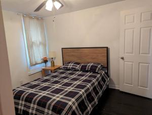 um quarto com uma cama com um cobertor xadrez em Country Style living chatham em Chatham