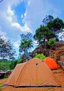 Duas tendas estão montadas num campo de terra em Gunung bangku ciwidey rancabali camp em Ciwidey