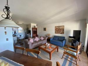 a living room with a couch and a table at Departamento Papudo Condominio Punta Fundadores in Papudo