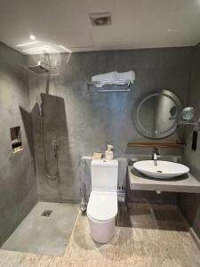 ein Bad mit einem WC und einem Waschbecken in der Unterkunft BK Beach Boutique Hotel - Hikkaduwa in Hikkaduwa