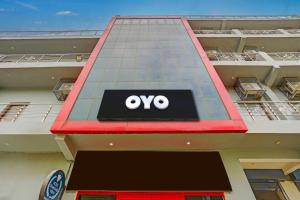 a oo sign on the side of a building at OYO Townhouse 589 Hotel Diamond View in Greater Noida