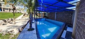 una piscina con soffitto blu e palma di La constancia San Baltazar Torija a Puebla