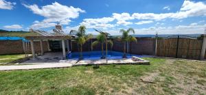 un cortile con piscina con palme di La constancia San Baltazar Torija a Puebla