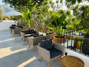 - un ensemble de chaises et de tables sur une terrasse dans l'établissement Tatala Hotel & Garden, à Tepoztlán
