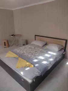 Un pat sau paturi într-o cameră la Стая за гости Иречек