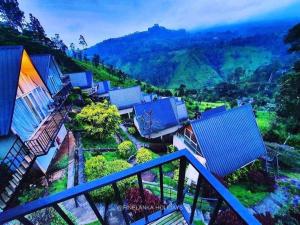 una vista aérea de un pueblo con techos azules en Waterfalls View Resort, en Talawakele