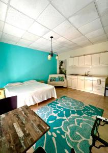 1 dormitorio con cama y pared azul en Dushi Apartments, en Willemstad