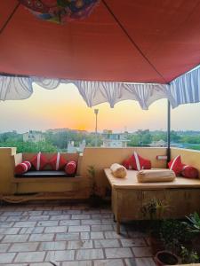 un balcon avec deux lits et une vue sur la ville dans l'établissement Classic Villa - Near Jaisalmer Fort, à Jaisalmer