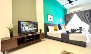 - une chambre avec un grand lit et une télévision à écran plat dans l'établissement Core Soho Designer Suite @ KLIA, à Sepang