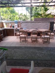 patio con mesa, sillas y pared de ladrillo en Asri BALI SANUR Premier Suites, en Sanur