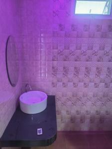 Peaceful Boutique Hotel في سورات ثاني: حمام وردي مع حوض استحمام وردي في الغرفة