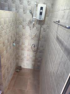 a bathroom with a shower with a walk in shower at Peaceful Boutique Hotel in Srithanu
