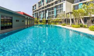 une grande piscine en face d'un bâtiment dans l'établissement Core Soho Designer Suite @ KLIA, à Sepang