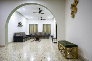 ein Wohnzimmer mit 2 Sofas und einem Tisch in der Unterkunft Tourist Friendly Home -3BHK AC Near Birla Mandir, Hyderabad in Hyderabad