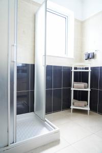 um chuveiro com uma porta de vidro na casa de banho em Narcissos Villa Doria em Protaras