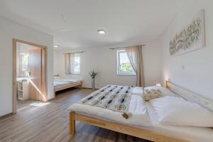 1 Schlafzimmer mit einem großen Bett und einem Badezimmer in der Unterkunft Náš Sklep in Brod nad Dyjí