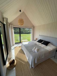 เตียงในห้องที่ Pļavas vidū - romantiska brīvdienu māja