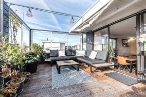 Beautiful Water Villa, near Schiphol and Amsterdam的阳台或露台