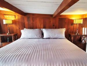 Postel nebo postele na pokoji v ubytování Hotel Moloka'i