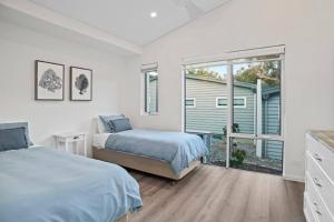 1 dormitorio con 2 camas y ventana grande en Willy Wagtail @ Cape Villas, en Dunsborough