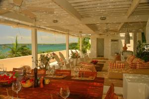 a living room with a view of the ocean at Villa Deluxe Los Cocos Baru in Baru