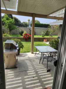 d'une terrasse avec une table de pique-nique et un grill. dans l'établissement Huntington Beach, à Huntington Beach