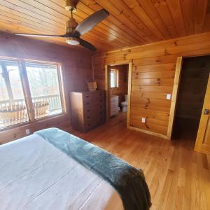 een slaapkamer met een bed in een houten hut bij Evergreen Retreat in Fleetwood