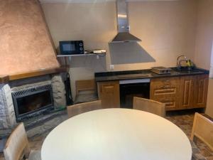A kitchen or kitchenette at tranquilo y buena naturaleza