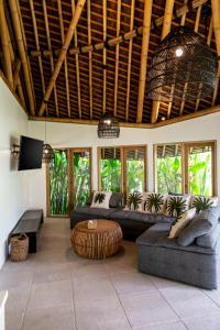 Umani Resort في كيروبوكان: غرفة معيشة كبيرة مع أريكة وطاولة