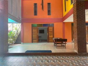 Kepala BatasにあるLaman Norras Homestayのテーブルと椅子が備わる建物