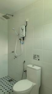 La salle de bains est pourvue de toilettes et d'une douche. dans l'établissement Meraga Cinta Kijal, à Kijal
