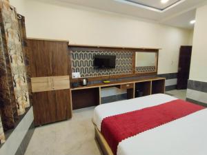 TV a/nebo společenská místnost v ubytování Hotel Grand Vijay
