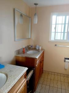 een badkamer met een wastafel en een spiegel bij Huntington Beach in Huntington Beach