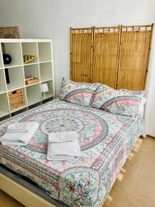 a bedroom with a bed with towels on it at Apartamento La Quinta in Cala del Moral