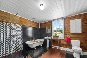 Koupelna v ubytování Oakchester Cottage on Bruny Island + 37 fotografií