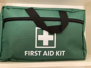 une trousse de premiers secours verte posée sur une étagère dans l'établissement Oakchester Cottage on Bruny Island, à Killora