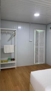 Schlafzimmer mit einem Bett und einer Glasschiebetür in der Unterkunft Meraga Cinta Kijal in Kijal