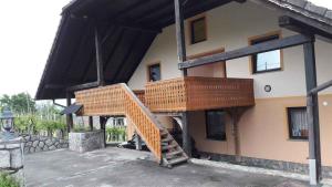 une maison avec un escalier en bois sur son côté dans l'établissement Houses and Apt in Smarjeske Toplice Kranjska Krain 26042, à Smarjeske Toplice