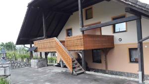 una casa con una scala in legno sul lato di Houses and Apt in Smarjeske Toplice Kranjska Krain 26042 a Šmarješke Toplice