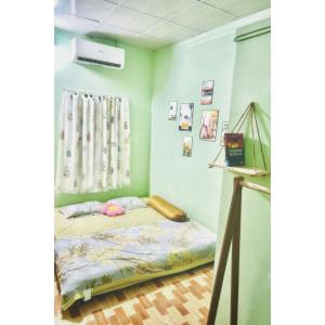 Homestay YẾN HÒA في Ấp Bình Hưng: غرفة نوم صغيرة مع سرير في غرفة