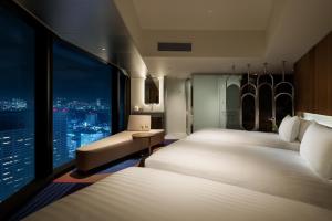 Postel nebo postele na pokoji v ubytování HOTEL GROOVE SHINJUKU, A PARKROYAL Hotel