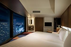 Postel nebo postele na pokoji v ubytování HOTEL GROOVE SHINJUKU, A PARKROYAL Hotel