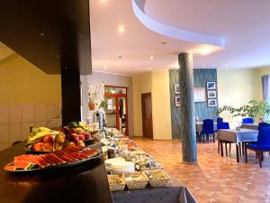 ein Buffet mit Obst und Gemüse auf dem Tisch in der Unterkunft Hotel Ava in Gliwice