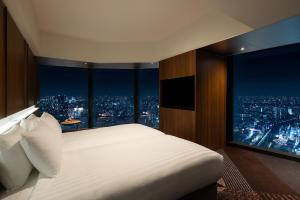 Postel nebo postele na pokoji v ubytování HOTEL GROOVE SHINJUKU, A PARKROYAL Hotel