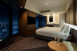 Postel nebo postele na pokoji v ubytování HOTEL GROOVE SHINJUKU, A PARKROYAL Hotel