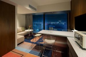 TV a/nebo společenská místnost v ubytování HOTEL GROOVE SHINJUKU, A PARKROYAL Hotel